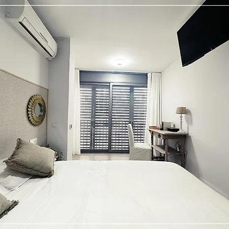 Fira Gran Via Ii Homestay